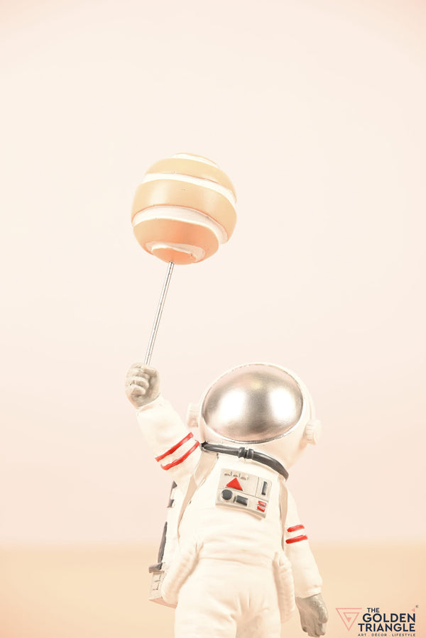 Titan - Astronaut holding a Ballon - Peach