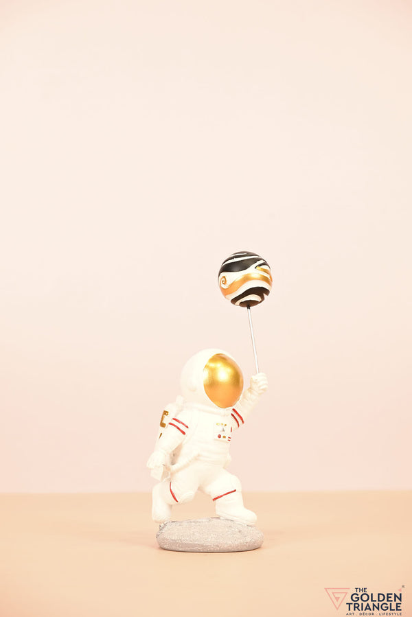 Titan - Astronaut holding a Ballon - Black