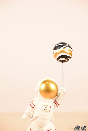 Titan - Astronaut holding a Ballon - Black