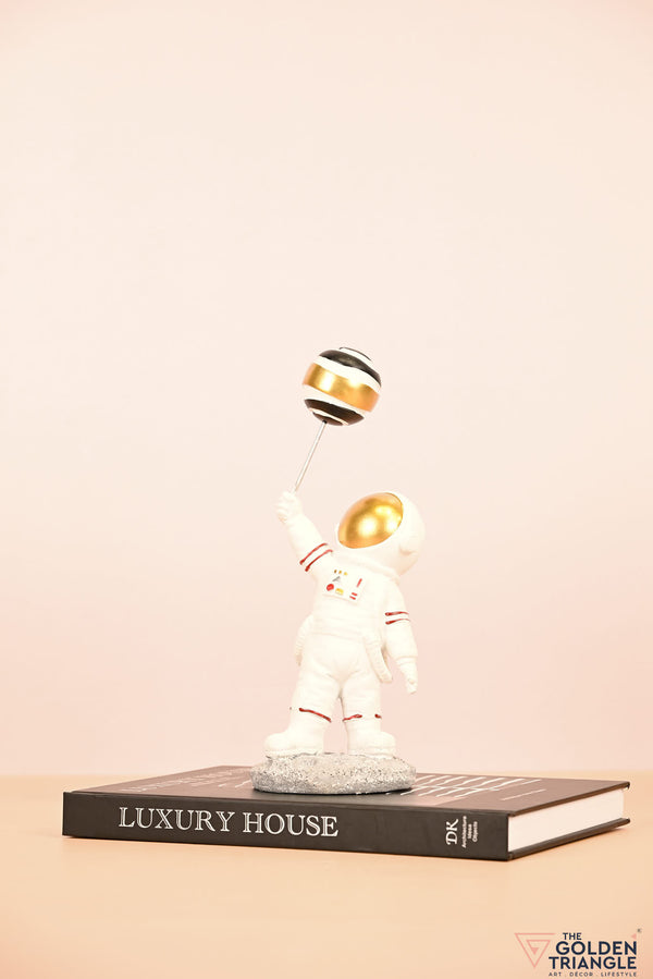 Titan - Astronaut holding a Ballon - Black & Gold