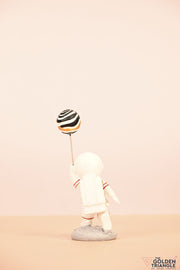 Titan - Astronaut holding a Ballon - Black