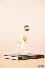Titan - Astronaut holding a Ballon - Black