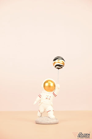 Titan - Astronaut holding a Ballon - Black