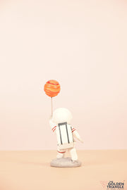 Titan - Astronaut holding a Ballon - Red