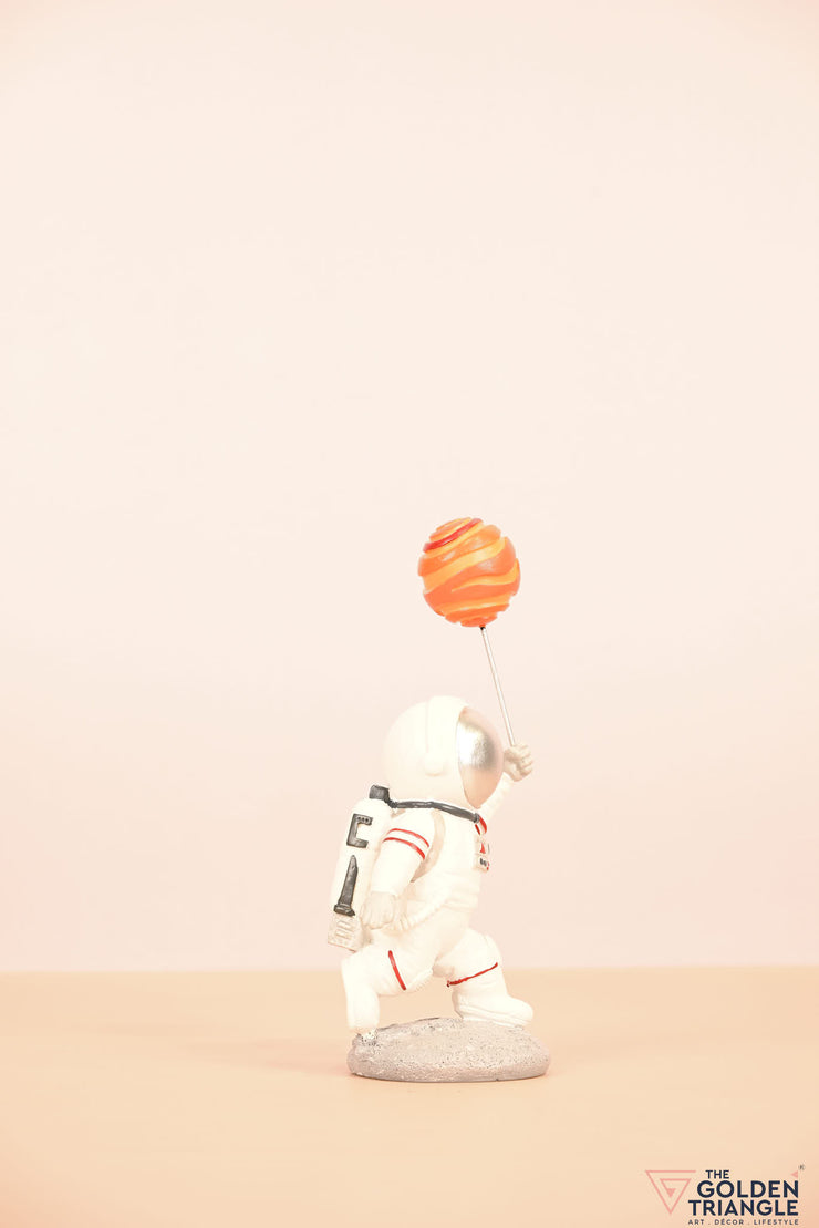 Titan - Astronaut holding a Ballon - Red