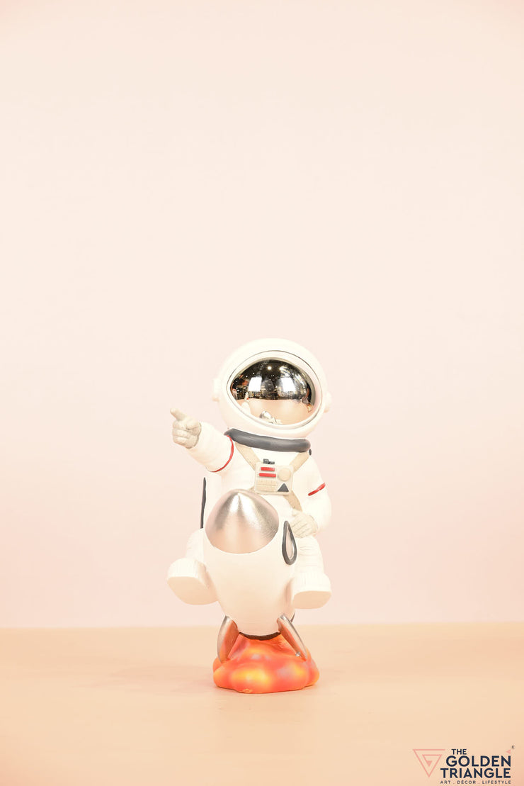 Titan - Astronaut on a spaceship - Silver