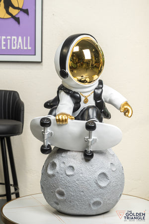 Jetsons - 2.8ft Astronaut on a skateboard - White