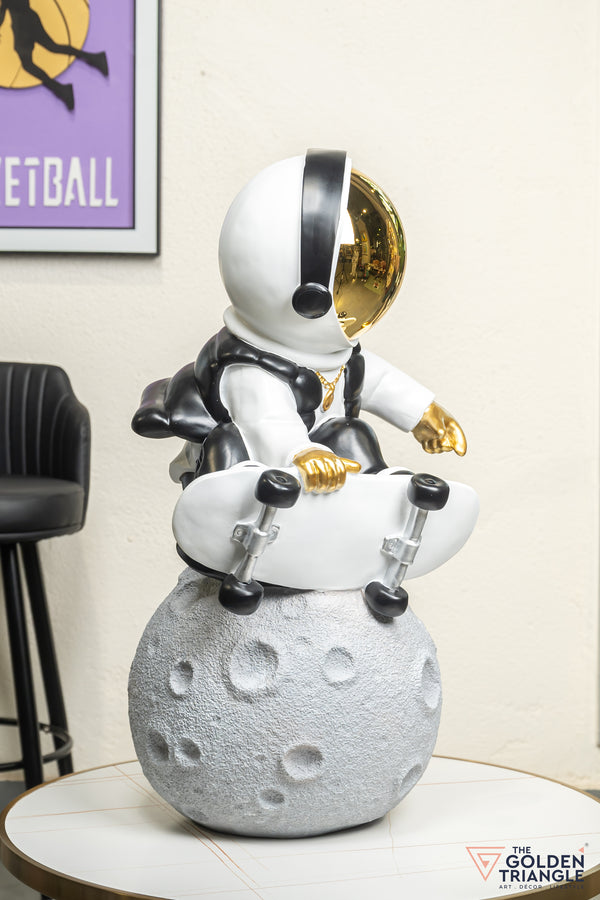 Jetsons - 2.8ft Astronaut on a skateboard - White