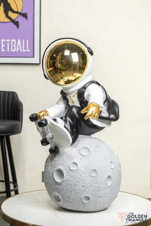 Jetsons - 2.8ft Astronaut on a skateboard - White