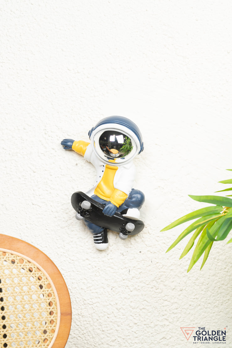 Jetsons - Wall Astronaut Skateboarding - Yellow & White