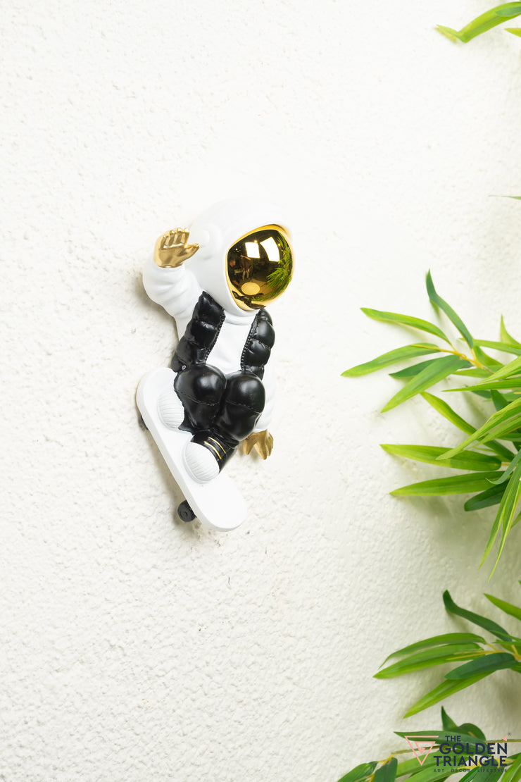 Jetsons - Wall Astronaut Skateboarding - White (D)