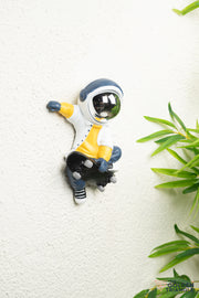 Jetsons - Wall Astronaut Skateboarding - Yellow & White