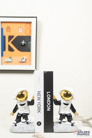 Jetsons - Astronaut on a skateboard Bookend - White