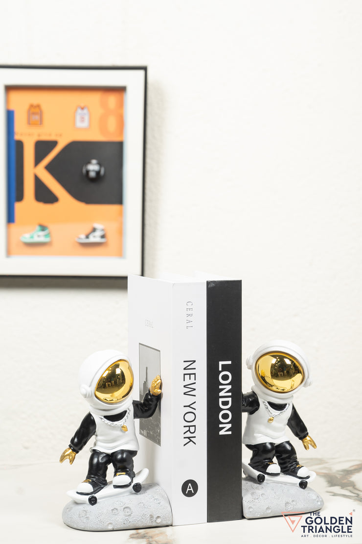 Jetsons - Astronaut on a skateboard Bookend - White