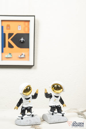 Jetsons - Astronaut on a skateboard Bookend - White