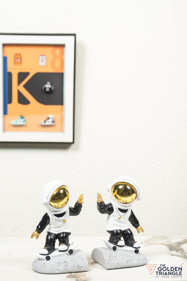 Jetsons - Astronaut on a skateboard Bookend - White