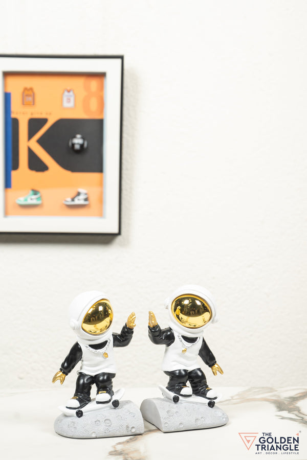 Jetsons - Astronaut on a skateboard Bookend - White